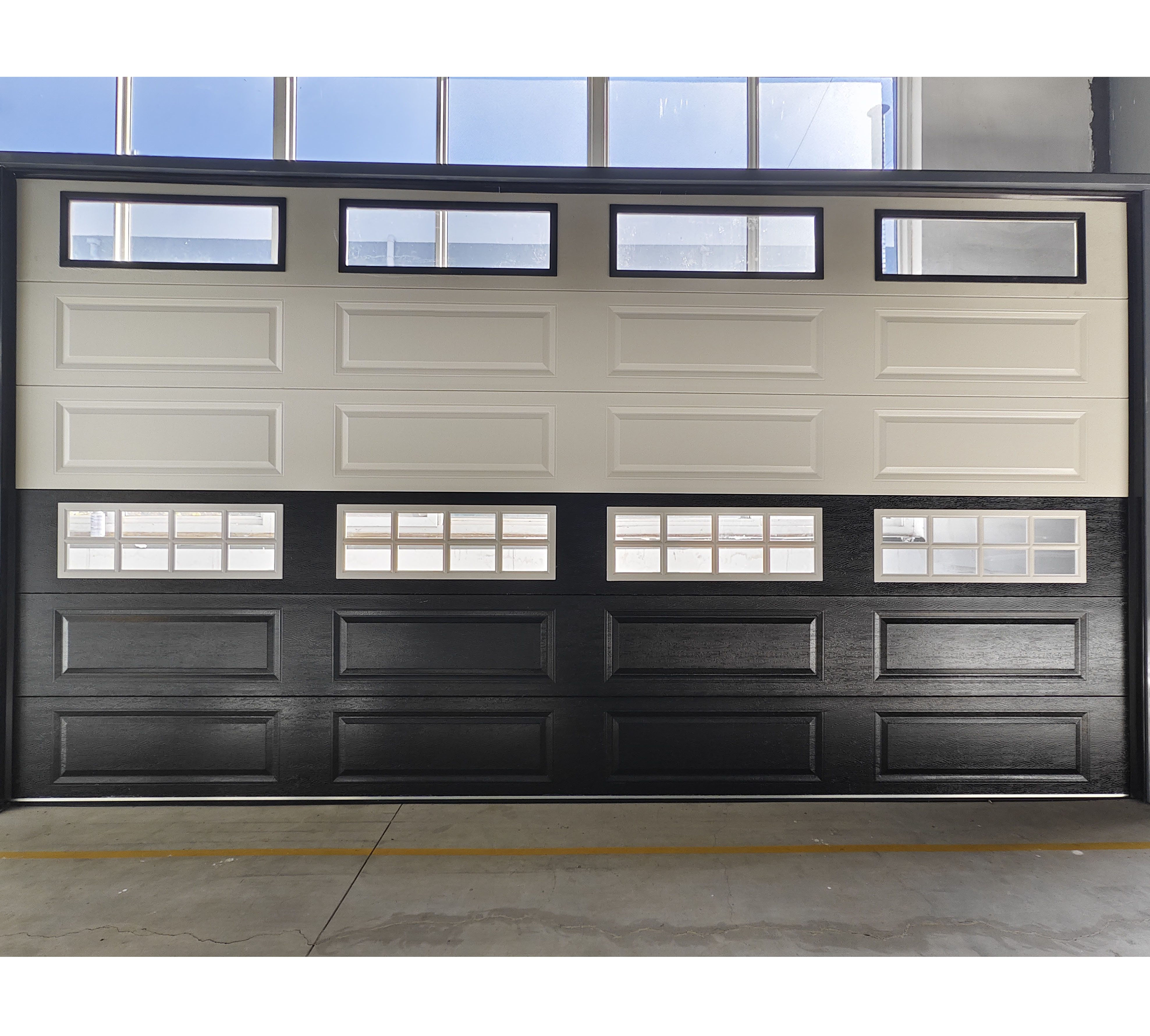 Простая и просторная вилла, перспективная гаражная дверь, раздвижная дверь.