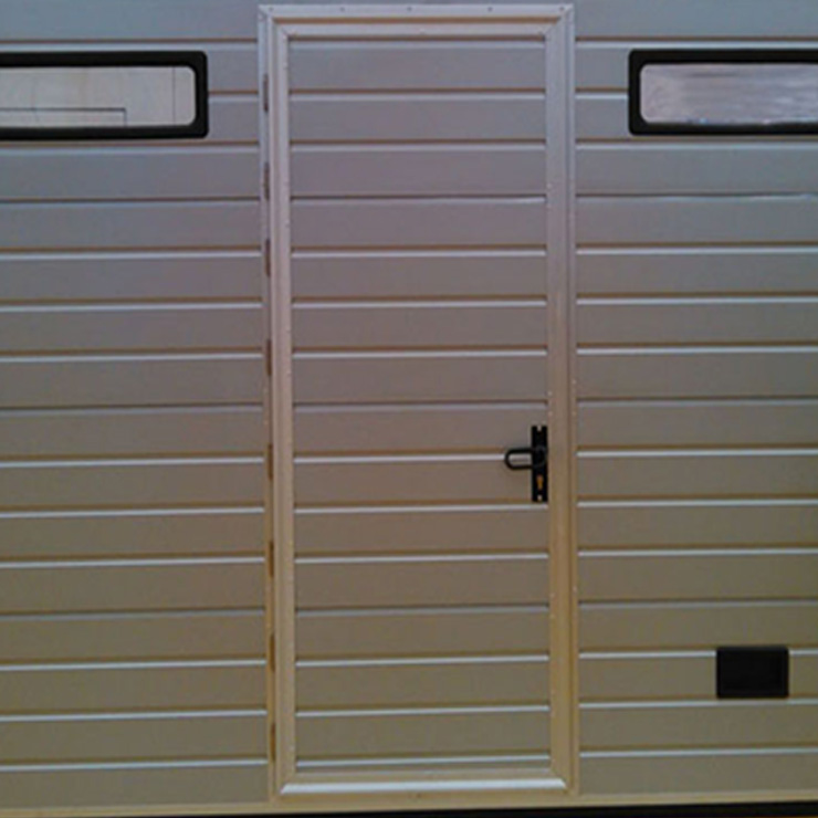 Коммерческие гаражные ворота имеют боковое открывание и перспективные окна.