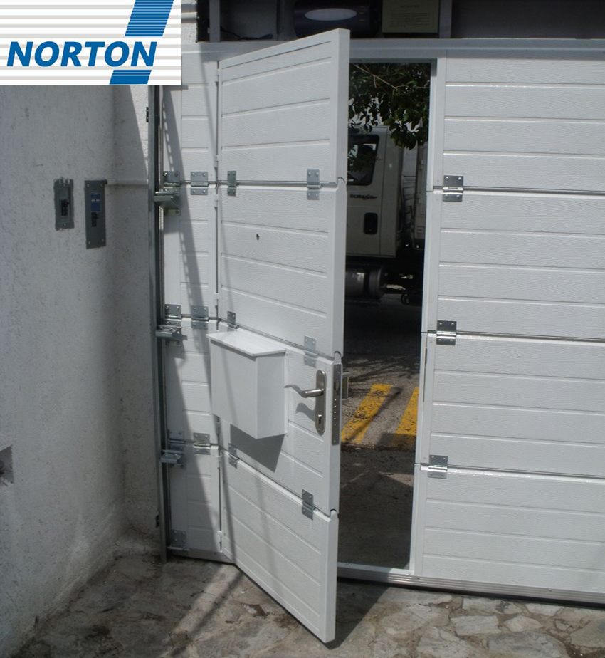 Автоматические гаражные ворота с изоляцией из пенополиуретана и пешеходной дверью