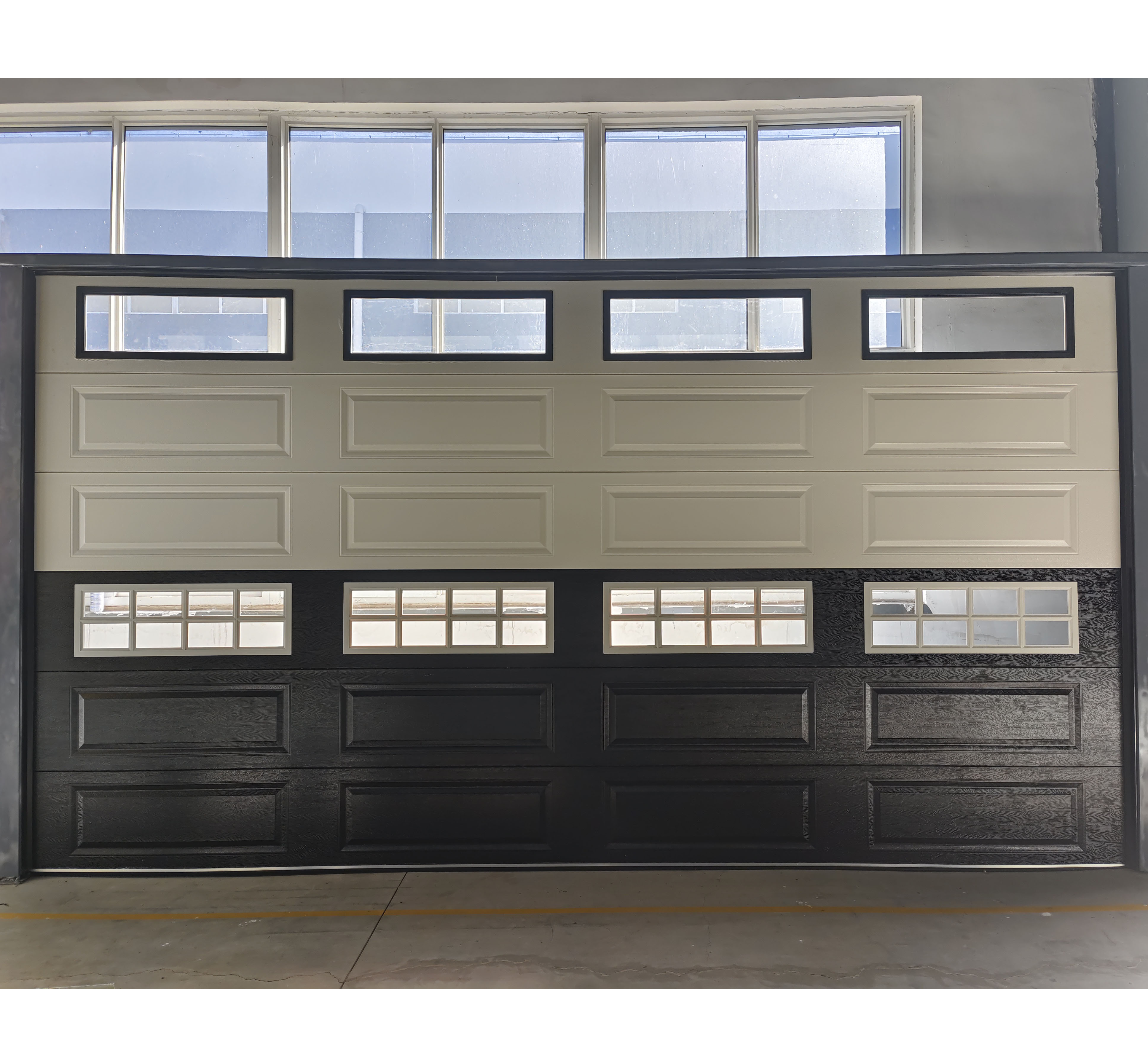 Простая и просторная вилла, перспективная гаражная дверь, раздвижная дверь.