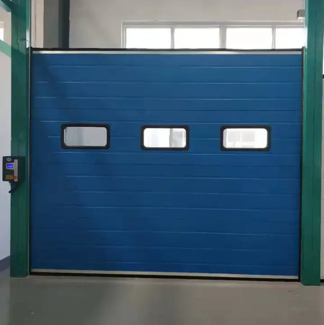 Складские секционные промышленные ворота с дистанционным управлением электрическим приводом