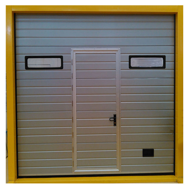 Коммерческие гаражные ворота имеют боковое открывание и перспективные окна.